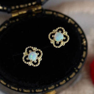 Orecchini a Perno E2156 Placcati Oro con Opale, Forma a Fiore, Montatura a Castone, Gioielli Classici da Donna per Uso Quotidiano - Product Image 4