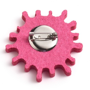 Insignia Bordada con Logotipo Personalizado, Botón de Plástico, Insignia de Fieltro Rosa, Clip para Insignia, Pin de Seguridad - Product Image 4