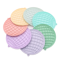 Tapis à lécher en silicone sphéroïdal carré pour chien, pour une alimentation lente, pour garder le chien confortable et amusé pendant le bain, tapis à lécher en silicone pour chien