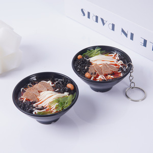 Llavero de Fideos de Arroz con Carne de Res Simulados - Divertido y Realista Modelo de Comida con Fideos Picantes de Res - Product Image 3