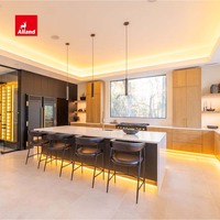 Armoires de cuisine en bois massif Alland Contemporary, gris foncé, en frêne naturel teinté, avec dessus en marbre et luminaires suspendus