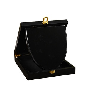 Boîte à bijoux de luxe en bois laqué avec support intérieur incurvé et quincaillerie dorée pour collier long, étui de présentation cadeau - Product Image 1