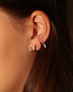 Pendientes Huggie de Oro de 14k con Diamante de Laboratorio Corte Pera en Engaste de Bisel, Joyería Minimalista para Uso Diario de Mujer - Product Image 1