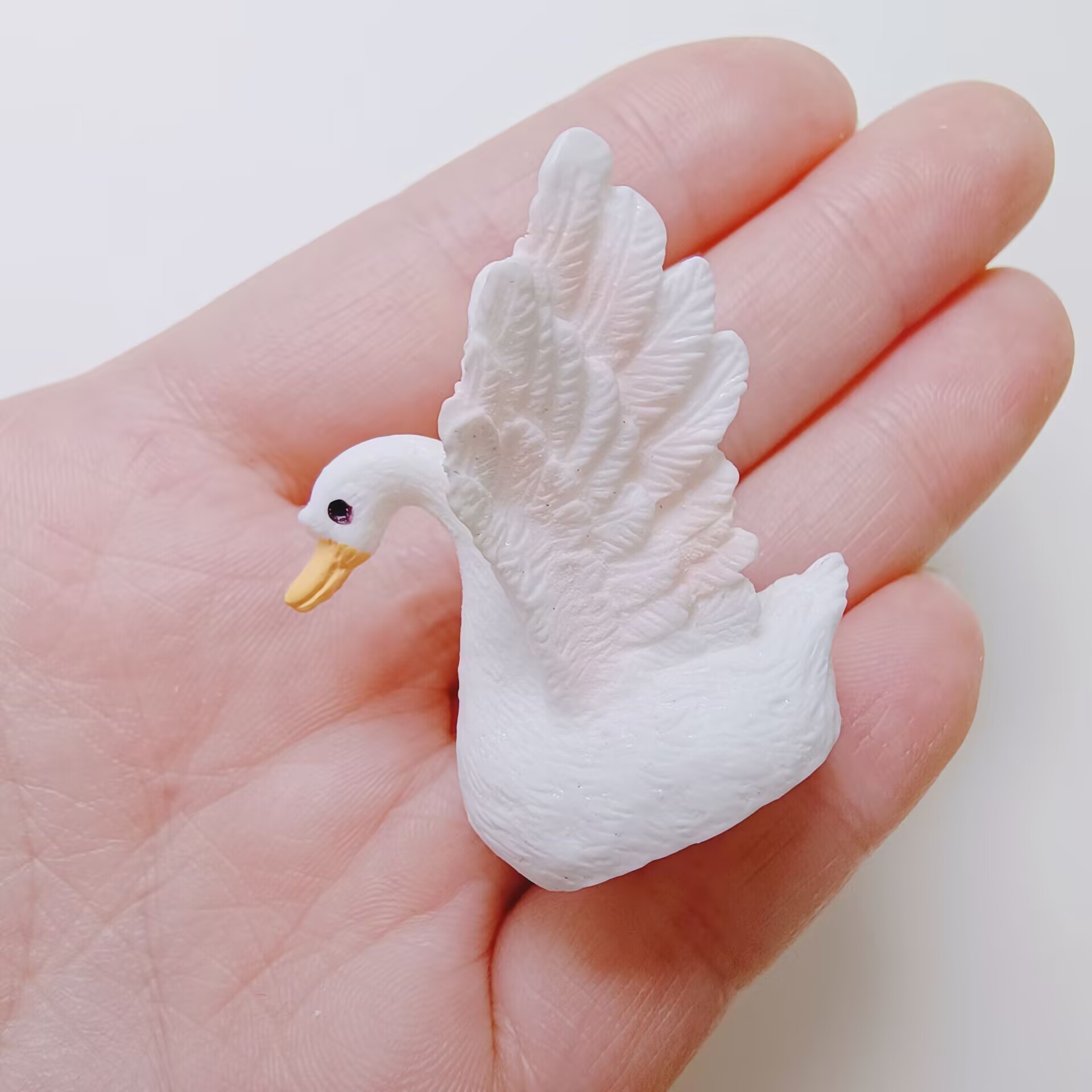 女性と白鳥の金属製彫刻 20251229155447.jpg