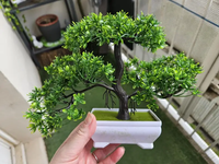 Arbre bonsaï artificiel réaliste dans un pot blanc, feuillage vert vif, plastique durable, parfait pour la décoration intérieure, utilisation en intérieur/extérieur