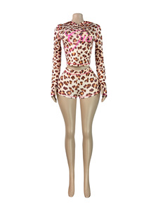 Completo da <span class=keywords><strong>donna</strong></span> due pezzi 2026 Nuovo Arrivo Primavera Gia: Top Corto con Cappuccio a Maniche Lunghe e Pantaloncini a Righe Leopardati - Product Image 3