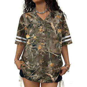 Camiseta de malla de camuflaje con cuello en V, manga corta, estampado de letras, estilo fútbol, ropa urbana para hombre, 100% poliéster, holgada - Product Image 1
