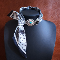 Écharpe en soie plissée métallique Comiya Western avec pendentifs électroplaqués à extrémités ouvertes – Collier élégant et polyvalent