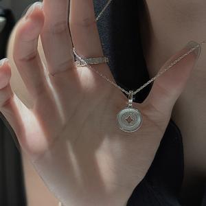 Colgante de plata pura S925 con diseño de concha vintage, estilo antiguo elegante, joyería ligera y encantadora. - Product Image 2