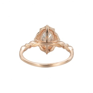 Anillo de Moissanita Chapado en Oro con Diamante de Corte Redondo, Joya de Plata 925 con Diseño de Joyería Permanente - Product Image 3