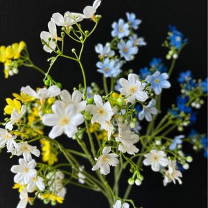 Un bouquet en tissu de soie de petites fleurs sauvages avec un motif floral naturel parfait pour les arrangements de salon et de jardin - Product Image 1