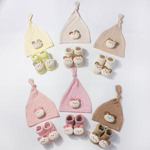 新しいヨーロッパとアメリカのベビーシフォンハットとソックスセットモーダルベアハット子供の組み合わせソフトベビー2ピースセット - Product Image 1