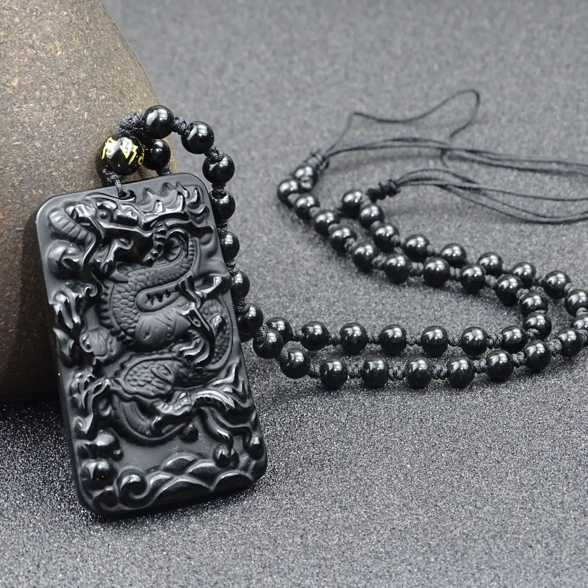 China Großhandel Schutz nachhaltige schwarze thailändische religiöse Glasstein Perlen Drachenanhänger Halskette für Damen und Herren Schmuck