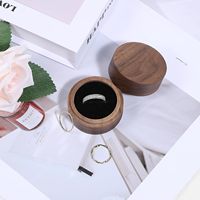 Noyer bois couleur 2 pouces anneau porteur boîte rond anneaux support pour hommes femmes Mini Unique anneaux bijoux mallette de rangement