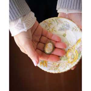 Colgante de Camafeo Chapado en Oro Vintage Mirellas con Borde Oscuro, Cristal Hecho a Mano y Amuleto de Ágata, Joyería de Regalo - Product Image 2