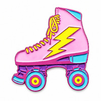 En gros personnalisé métal émail dur broches et chapeaux cool décoration patin à roulettes patinage rétro chaussure coeur charme chapeau broche badge