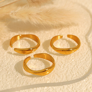 แหวนเปิดรูปตัว C ทรงเรขาคณิตแบบมินิมอลสีทอง ของขวัญเครื่องประดับแฟชั่นสำหรับทุกเพศ - Product Image 1
