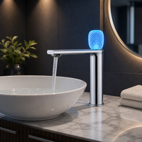 Robinet de salle de bain thermostatique monotrou en laiton au design moderne avec lumière LED, poignée unique et cartouche céramique à débit contrôlé
