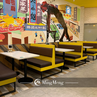 Ensemble de table de restaurant pour enfants simple avec une décoration concrète et généreuse, table et chaises en marbre