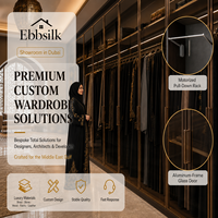 Dressing sur mesure de luxe pour chambre à coucher, avec cadre en aluminium, porte vitrée battante, du sol au plafond, pleine hauteur, gain de place pour villa