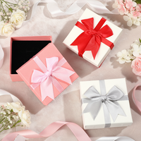 Boîte cadeau rigide carrée EVERWIN avec finition UV spot sur papier couché et nœud en ruban - Emballage personnalisé pour bijoux pour la Saint-Valentin