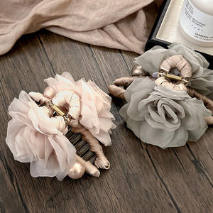 Pince à cheveux élégante en perles et fleurs en tissu pour femme, accessoire capillaire de type pince requin - Product Image 6