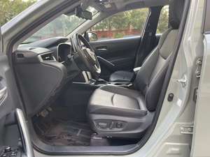 Toyota <span class=keywords><strong>Corolla</strong></span> <span class=keywords><strong>RAV4</strong></span> 2.0L Edición Flagship SUV <span class=keywords><strong>2022</strong></span>, Auto Usado con 11000 Kilómetros, Apariencia Gris - Product Image 5