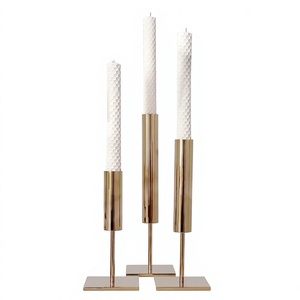 Juego de 3 Portavelas Modernos de Metal Dorado con Fundas Texturizadas para Decoración Elegante de Mesa y Centro de Mesa - Product Image 3