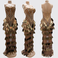 Applique de luxe en strass faite à la main avec perles de cristal et plumes pour robe de mariée, décoration de couture OEM ODM