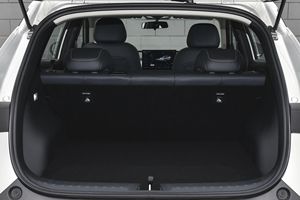 รถยนต์ไฟฟ้า IOI Q05 รุ่น Changan SUV สีดำ ดีไซน์ทันสมัย มุมมองด้านหน้า รถยนต์พลังงานใหม่ สำหรับครอบครัวและการเดินทาง - Product Image 6