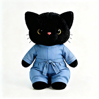 Peluche chat noir mignon et moelleux en gros avec pyjama rayé bleu clair, poupée animale chaton en peluche personnalisée