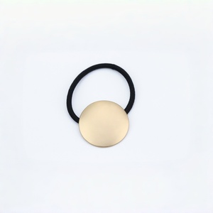 Élastique à cheveux minimaliste en alliage d'or et plastique, motif géométrique, de haute qualité, pour queue de cheval, accessoire de mode pour femme - Product Image 1