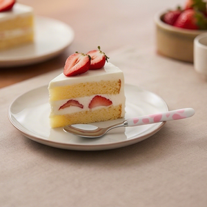 Linda cuchara de cerámica con mango y diseño de corazón rosa, ideal para servir postres y para uso en el hogar y la cocina. - Product Image 1