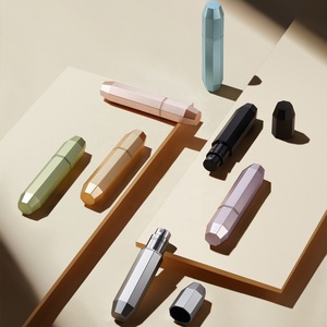 Flacon <span class=keywords><strong>de</strong></span> <span class=keywords><strong>parfum</strong></span> rechargeable haut <span class=keywords><strong>de</strong></span> gamme en aluminium et PCTG, à remplissage par le bas, avec pompe intégrée, directement <span class=keywords><strong>de</strong></span> <span class=keywords><strong>l</strong></span>'usine pour <span class=keywords><strong>l</strong></span>'export. - Product Image 3