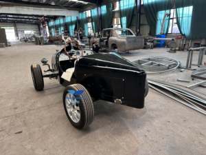 Coche clásico HYS de cuatro ruedas, maravilloso para hacer turismo. - Product Image 2