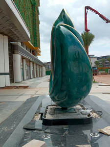 Grande fontaine extérieure moderne en acier inoxydable, sculpture abstraite en métal peint vert, élément aquatique - Product Image 4