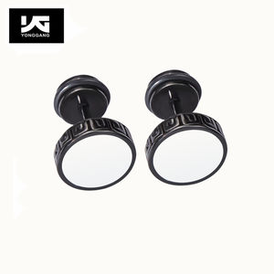 أقراط كبس معدنية كلاسيكية بنمط قوطي من Punk Rock للرجال أو النساء - Product Image 4