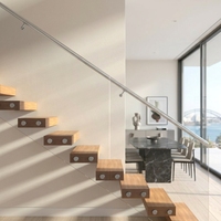 Escalier flottant intérieur sur mesure avec monopoutre en acier, garde-corps en verre trempé, escalier moderne en bois