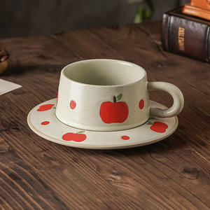 Ensemble tasse et soucoupe à café vintage en céramique avec motif floral pour le thé de l'après-midi, forme ronde, design en argile de pomme - Product Image 2