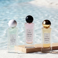 Vente en gros de flacons de parfum vides en verre carré de luxe de 50 ml avec pulvérisateur à pompe givré et estampé à chaud, emballage en boîte
