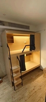 Lit superposé loft intérieur en bois personnalisable avec espace de rangement et bureau, avec escaliers et tiroirs, conçu pour les enfants.