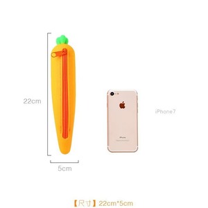 Estuche para lápices de silicona con forma de zanahoria, 22 cm x 5 cm, cierre de cremallera para uso escolar y de oficina - Product Image 1