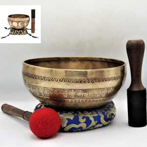 Juego de cuencos tibetanos de latón hechos a mano con cojín de brocado azul, mazos dobles para meditación y curación de chakras. - Product Image 1