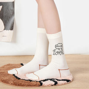 <span class=keywords><strong>Chaussettes</strong></span> amusantes motif <span class=keywords><strong>chat</strong></span> avec <span class=keywords><strong>doigt</strong></span> <span class=keywords><strong>d</strong></span>'<span class=keywords><strong>honneur</strong></span>, mignonnes, antidérapantes, en mélange de coton, tendance, pour femmes, vente en gros, personnalisez vos propres <span class=keywords><strong>chaussettes</strong></span> - Product Image 2