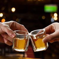 Vente en gros de 60ml de verre à liqueur carré Mini gobelet en cristal sans plomb verres à liqueur personnalisables fournisseur de Shunstone