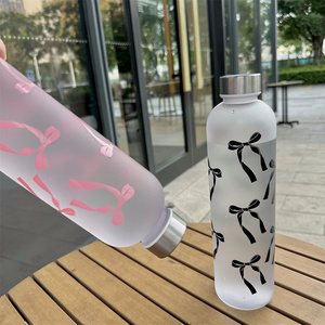 環境に優しい1000mlスポーツプラスチック製ウォーターボトル、直飲み、ジム、旅行、販促品、新学期ギフト、可愛いリボン付き - Product Image 3