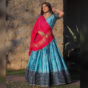 นักออกแบบ Sky Georgette Lehenga Choli พร้อมงานเย็บปักถักร้อยหนักสําหรับผู้หญิง ชอลีเลียงก้าแบบดั้งเดิมของอินเดีย - Product Image 2