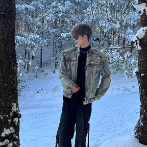 Chaqueta vaquera corta estilo americano con lavado ácido para <span class=keywords><strong>hombre</strong></span>, de alta gama, moderna, elegante, sexy, para club, ropa de marca de moda con decoración metálica en el hombro. - Product Image 4