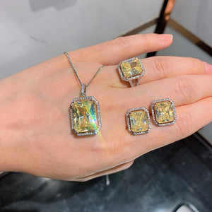 Set di Gioielli Geometrici per Donne: Collana, Orecchini e Anello, Idea Regalo - Product Image 1