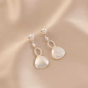 Pendientes Largos con Perlas y Tachuelas 1571, Opción de Regalo Elegante - Product Image 3